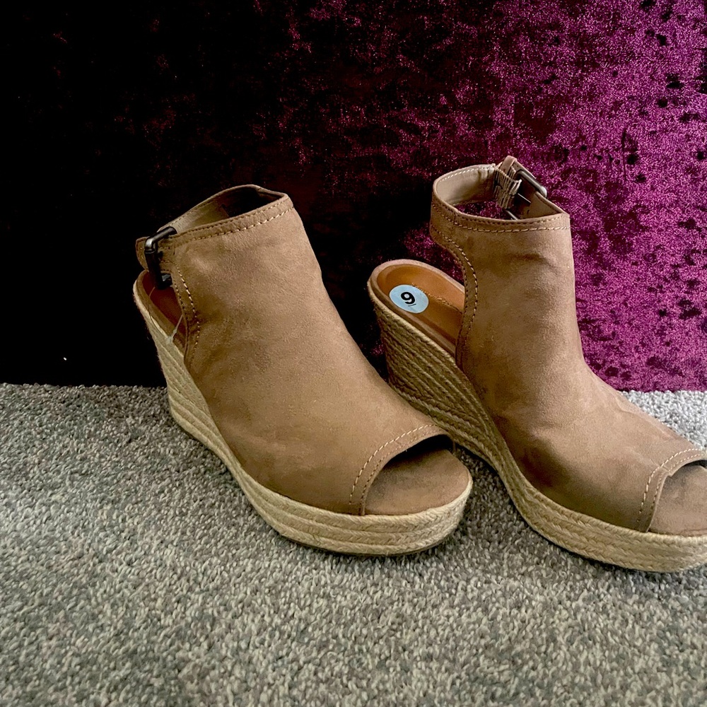 Universal thread wedge heels tan size 9